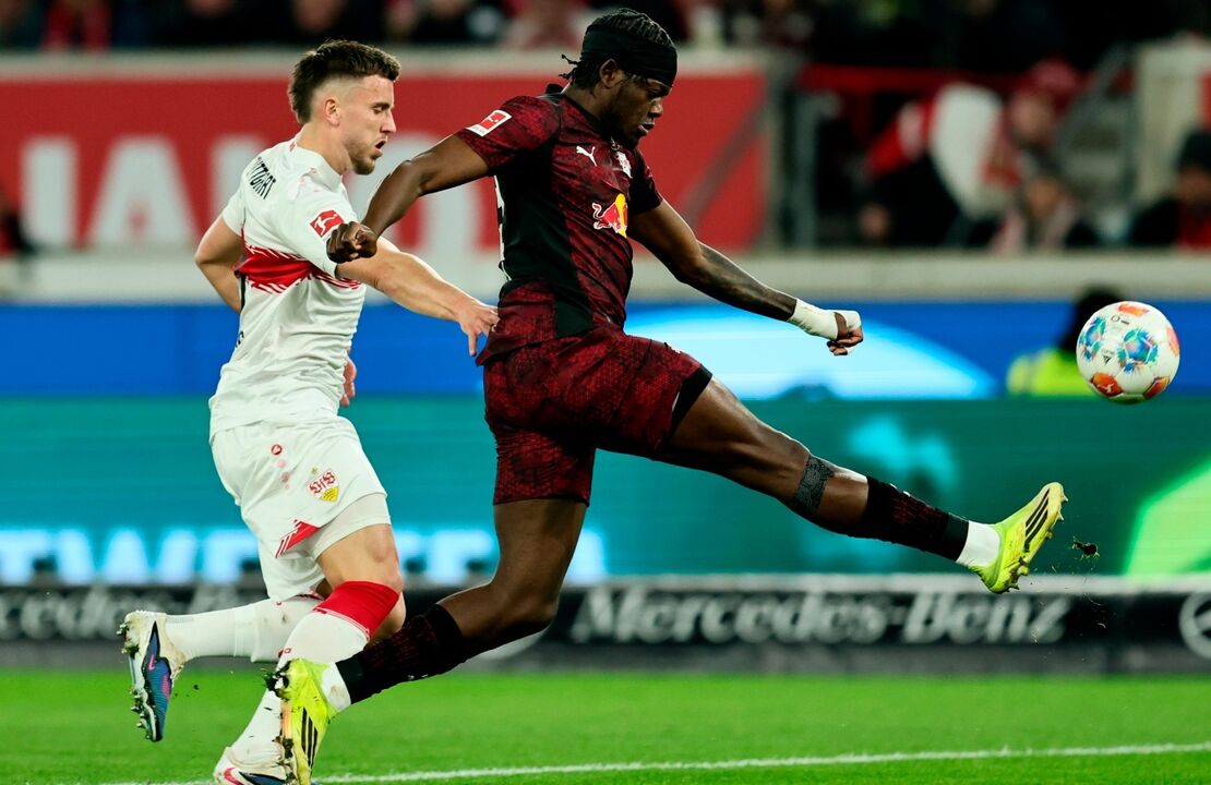 Castello Lukeba, central do RB Leipzig, seguido pelo Arsenal