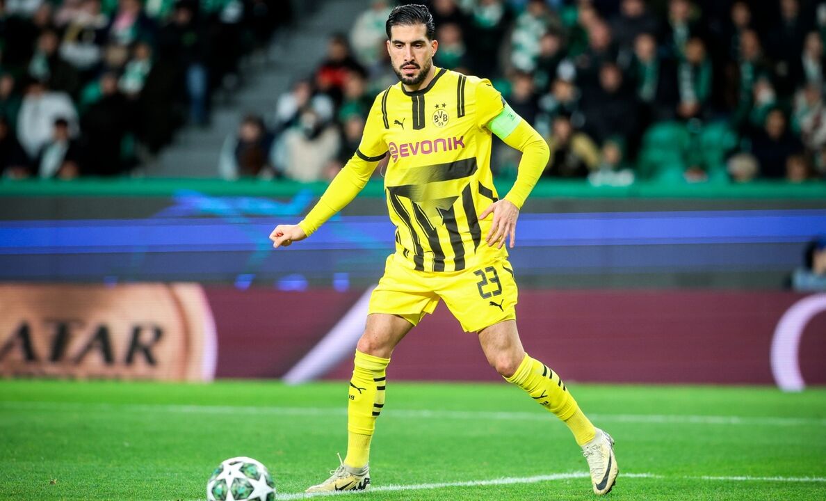 Futebolista do Borussia Dortmund em campo durante uma partida