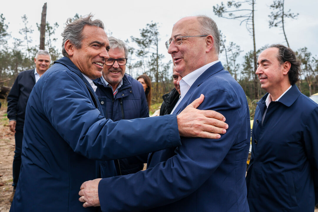Reinaldo Teixeira com José Manuel Fernandes na Mata Nacional de Leiria, em São Pedro de Moel