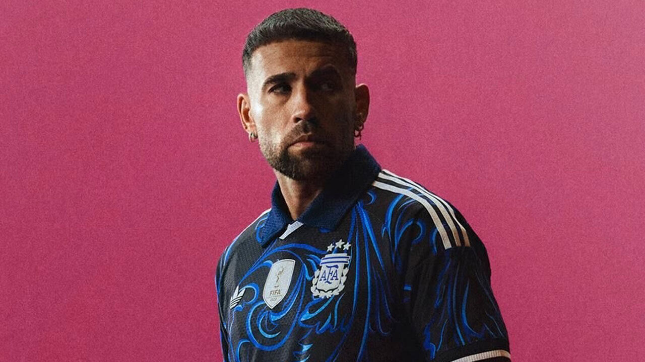 Otamendi mostra a nova camisola alternativa da Argentina