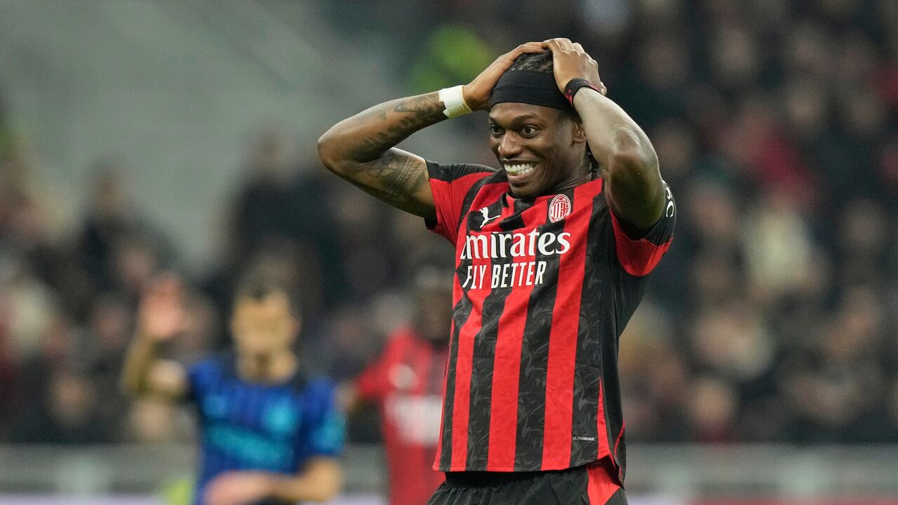 Rafael Leão falha jogo do Milan por lesão, situação que preocupa Roberto Martínez