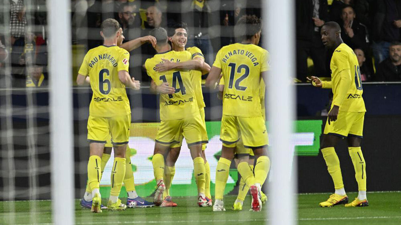 Renato Veiga a celebrar com os companheiros de equipa
