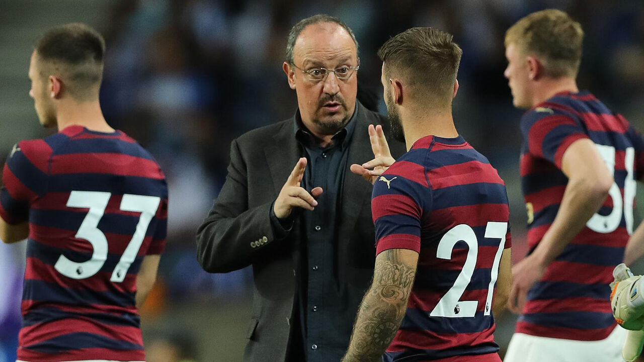 Rafa Benítez fala com os jogadores do Newcastle durante um encontro no Estádio do Dragão