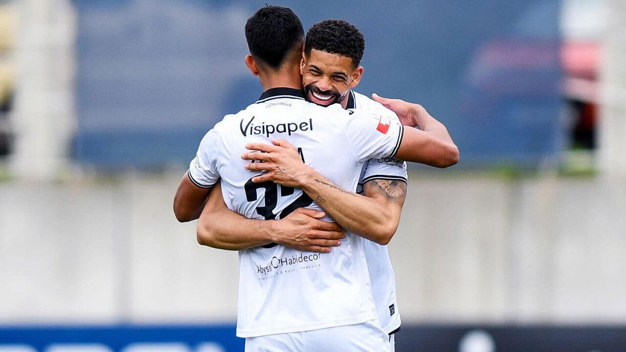 Jogadores do Ac. Viseu a celebrar 