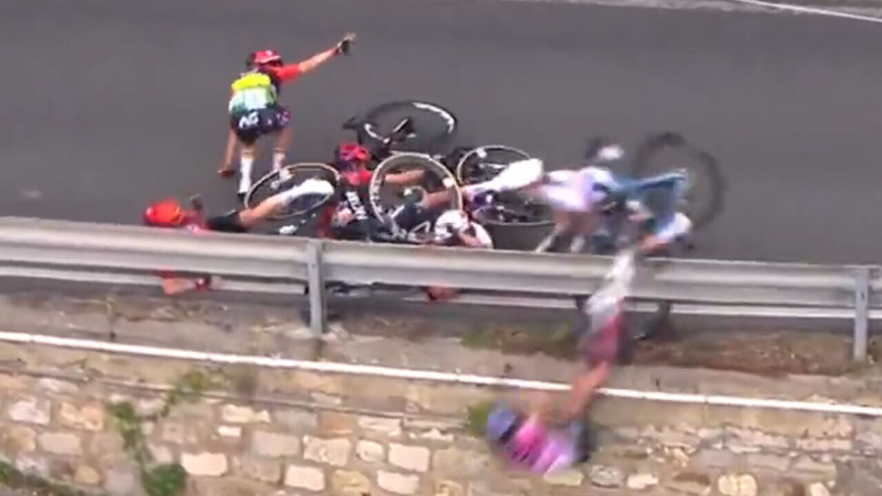 A queda assustadora na Milão Sanremo feminina