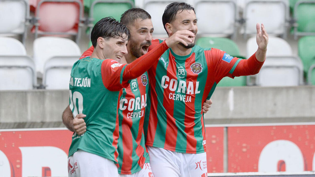 Jogadores do Marítimo a celebrar 