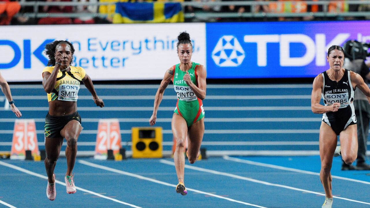 Tatjana Pinto nos 60 metros no Mundial de pista curta.
