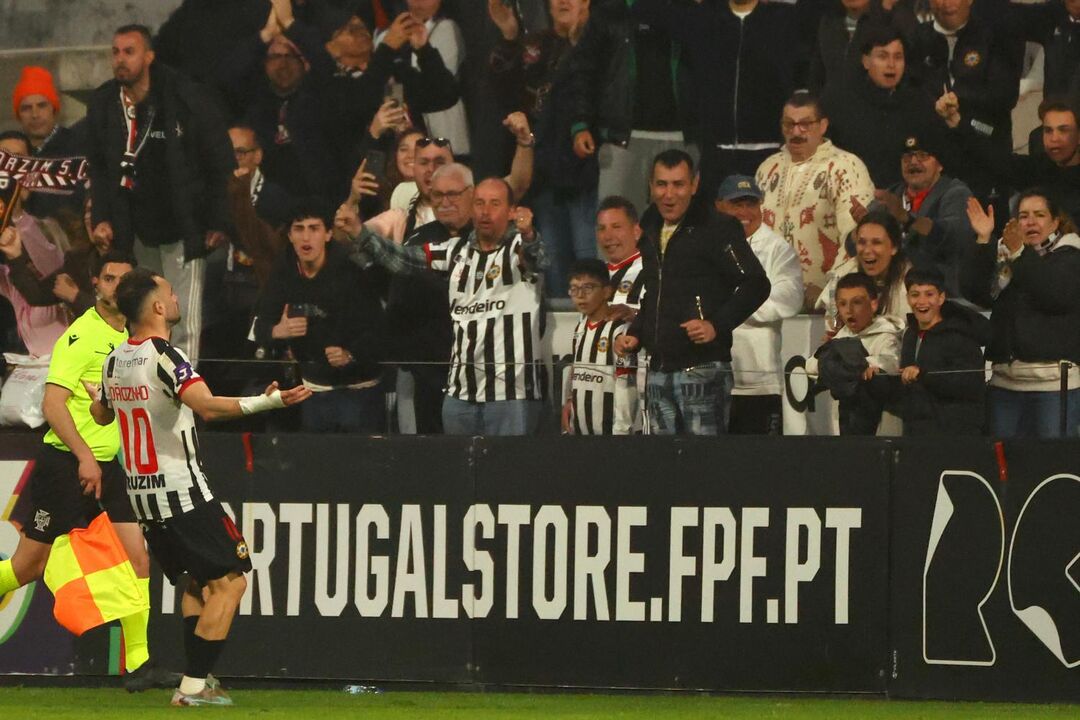 Jogadores do Varzim festejam vitória