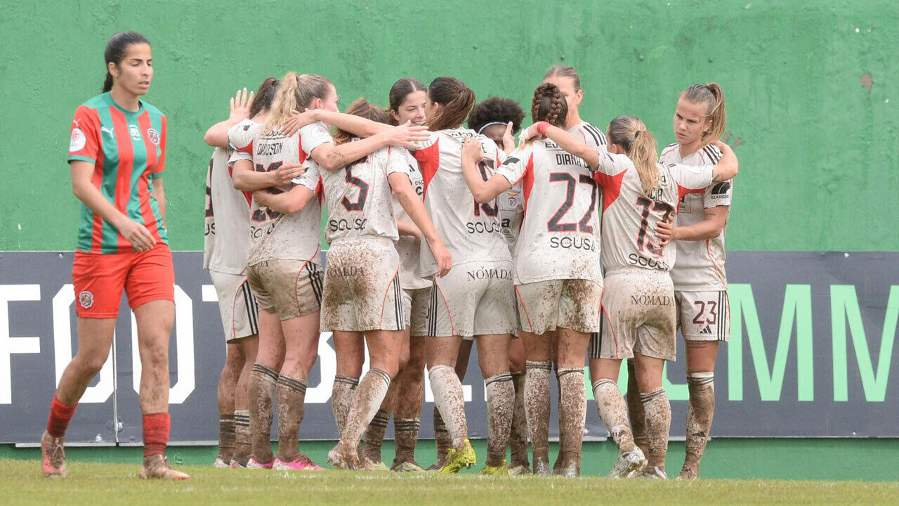 Jogadoras do Marítimo a celebrar 