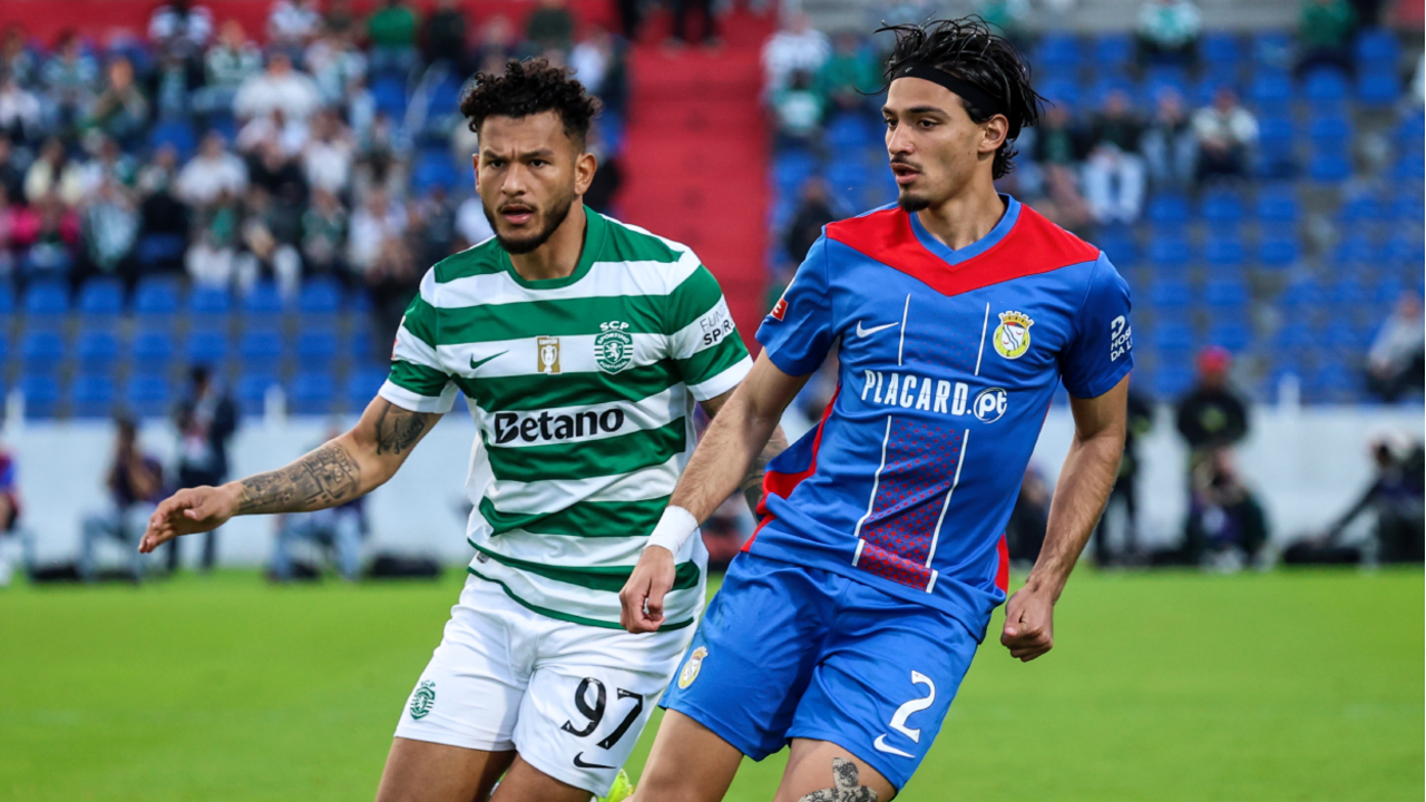 Luis Suárez e Nabil Touaizi durante o Alverca-Sporting
