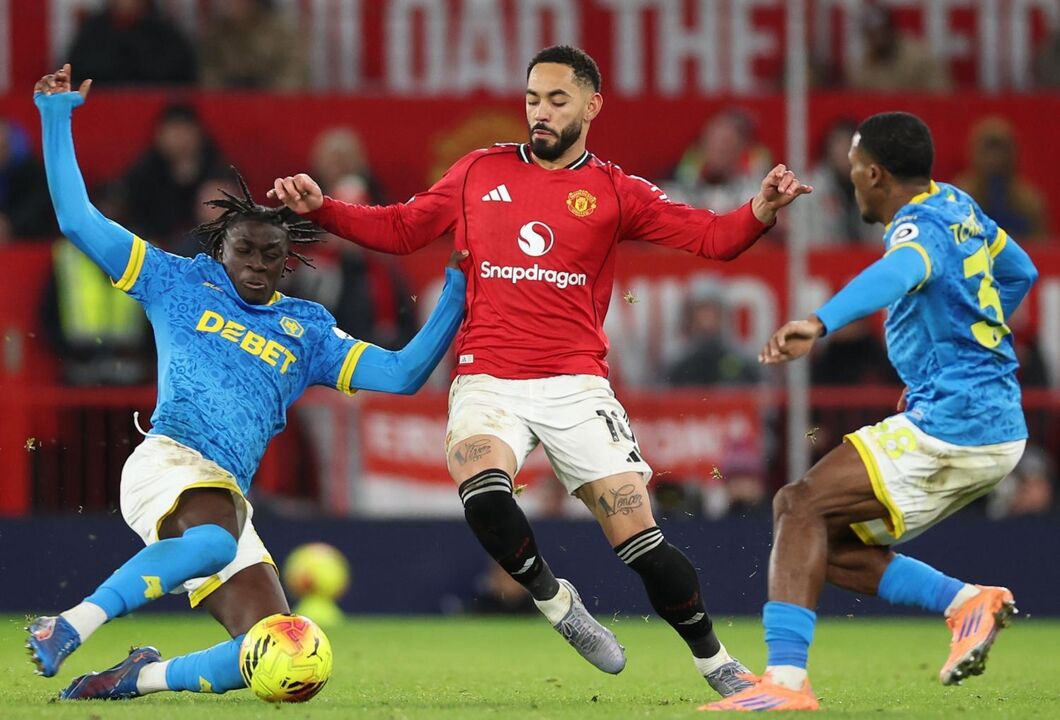 Mateus Mané (à esquerda) num duelo com o Manchester United