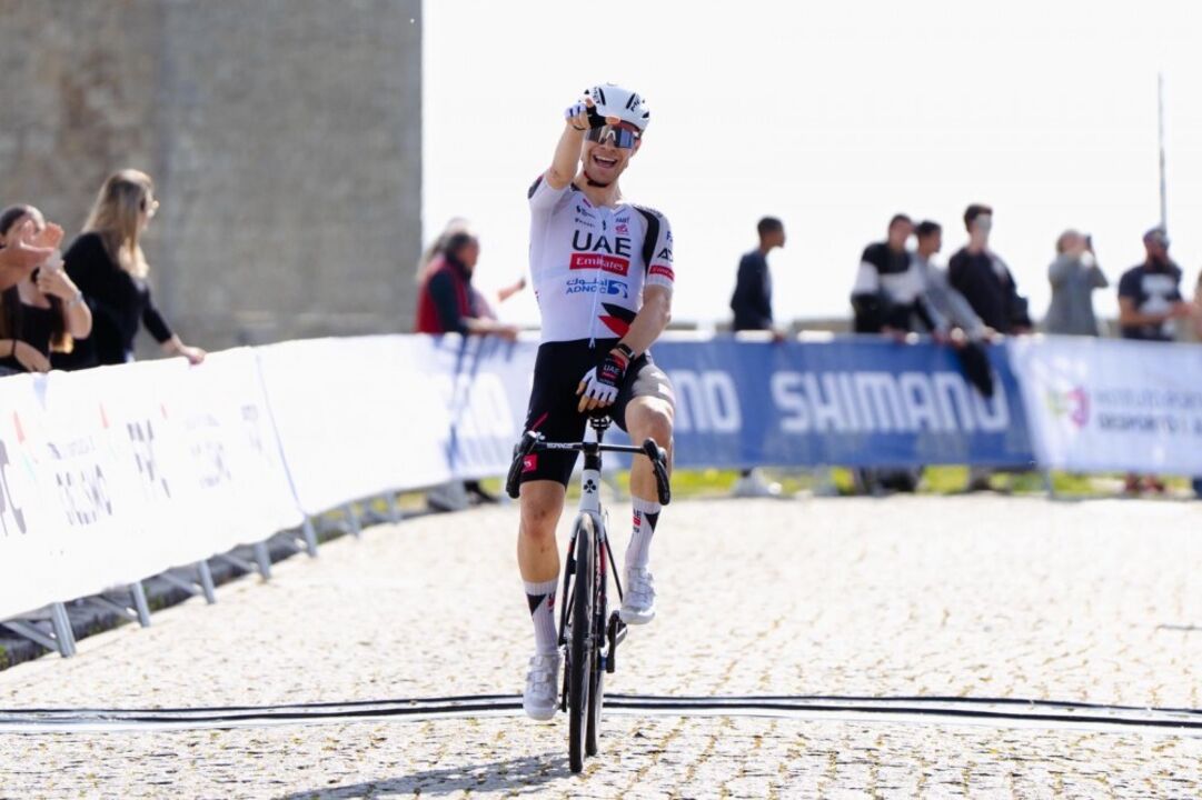 Tiago Antunes no pódio da Clássica da Arrábida, com Enea Sambinello a vencer pela Emirates