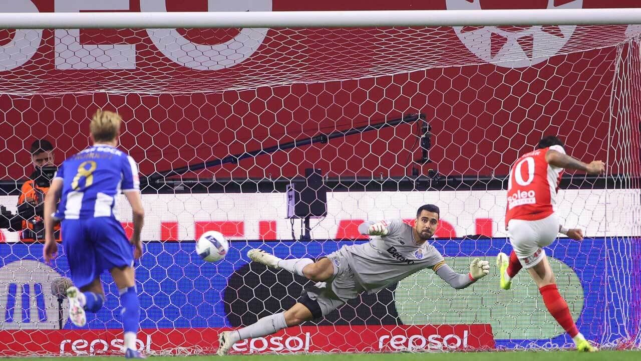 Diogo Costa no penálti com Zalazar