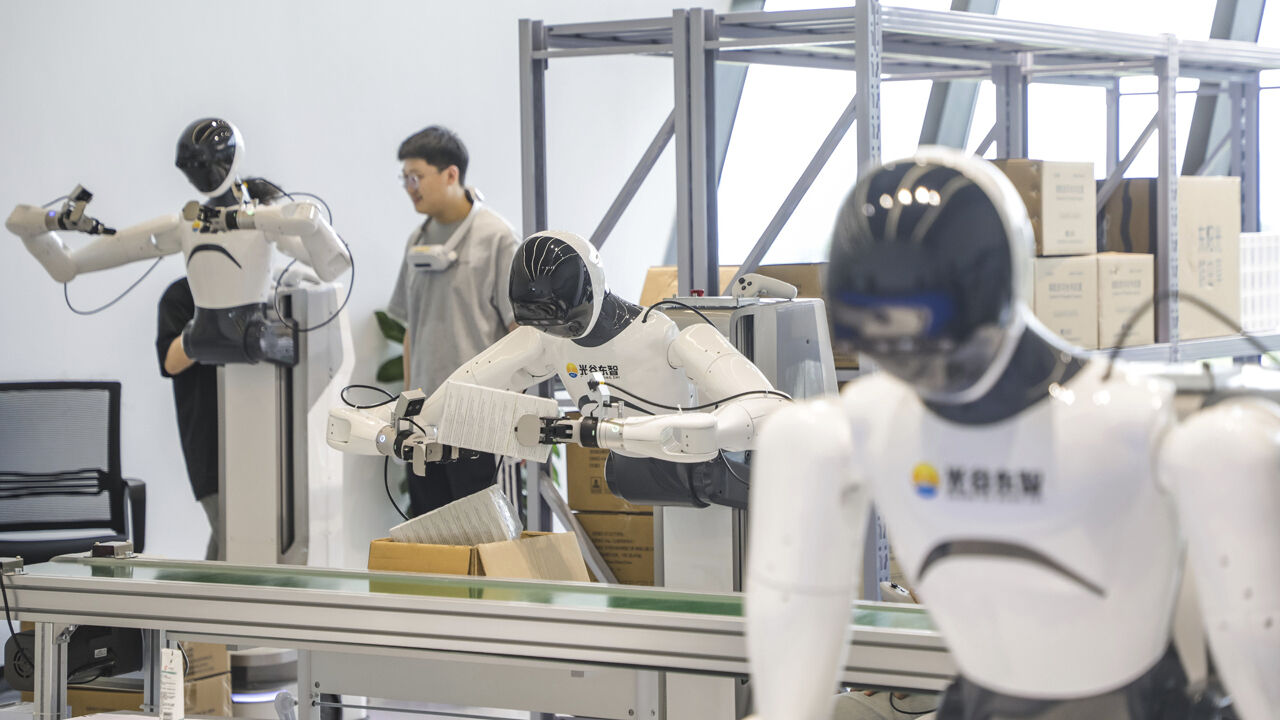 China reúne mais de 300 robôs em meia maratona em Pequim