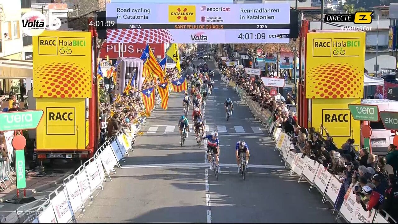 Godon vence Evenepoel na 1ª etapa da Volta à Catalunha em Sant Feliu de Guíxols.
