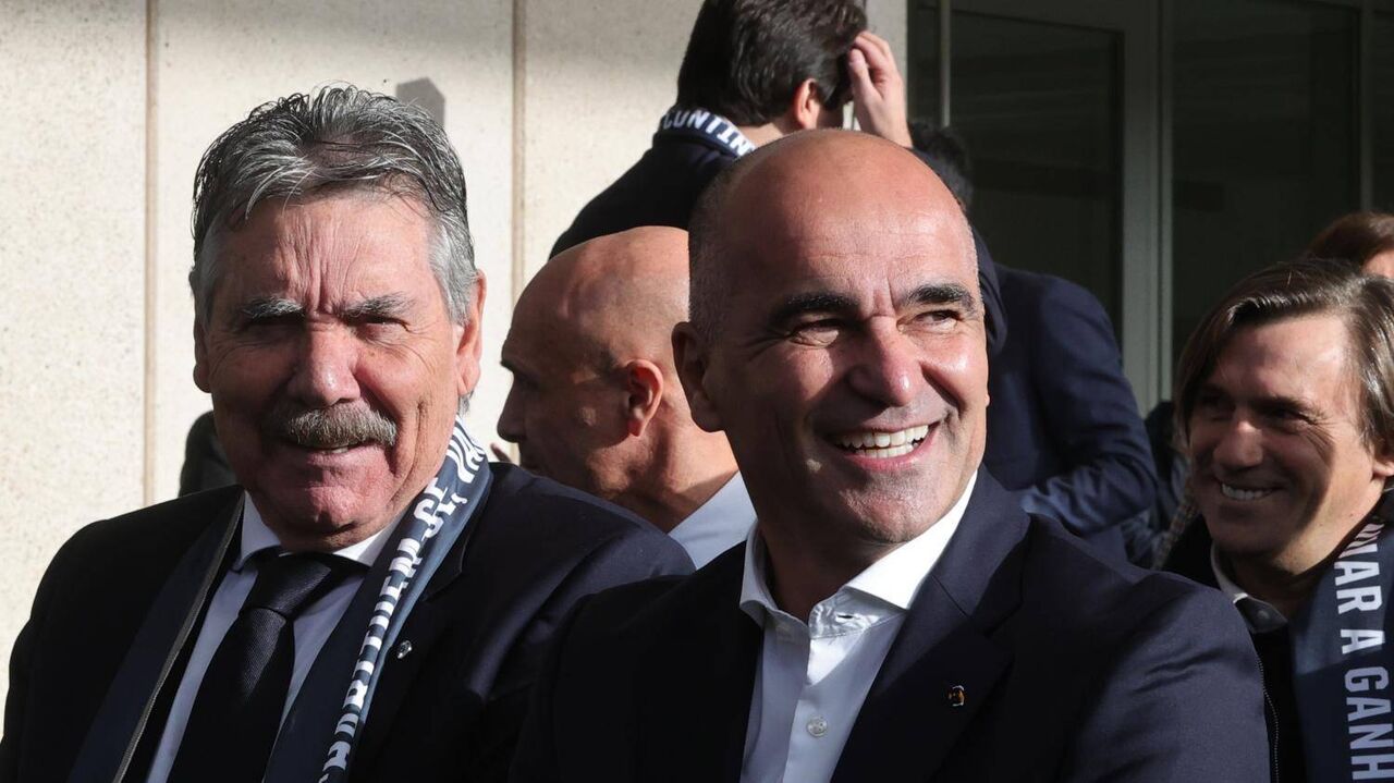 Toni (à esquerda) ao lado de Roberto Martínez