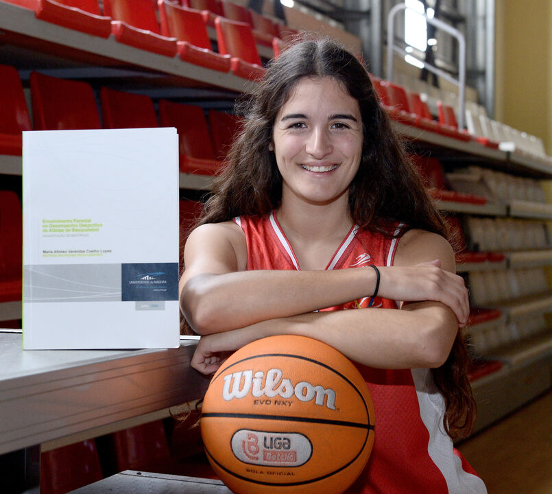 Jogadora do CAB Madeira exibe a Tese de Mestrado