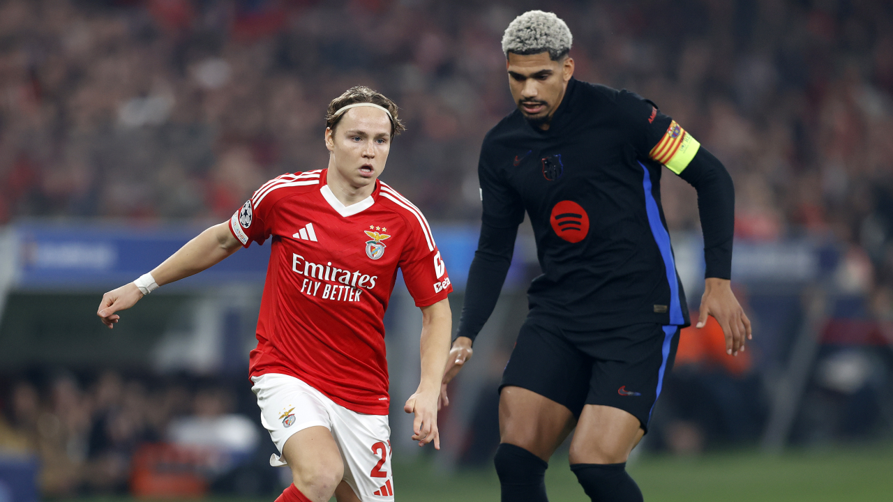 Schjelderup com Ronald Araújo durante o Benfica-Barcelona em janeiro de 2025, na Champions League