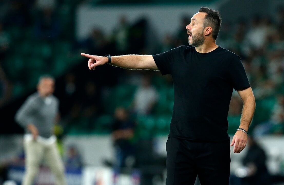 De Zerbi, treinador, aponta o dedo durante jogo