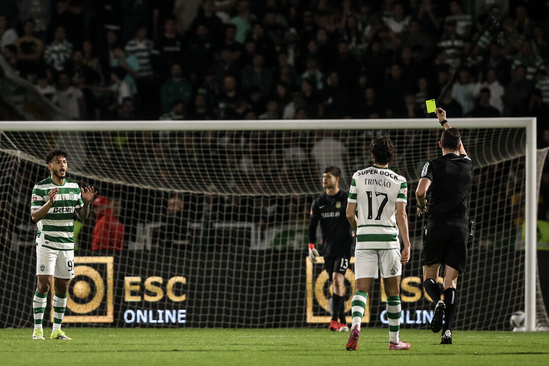 Surpresa: Luis Suárez não entendeu o porquê de ter sido admoestado por João Pinheiro