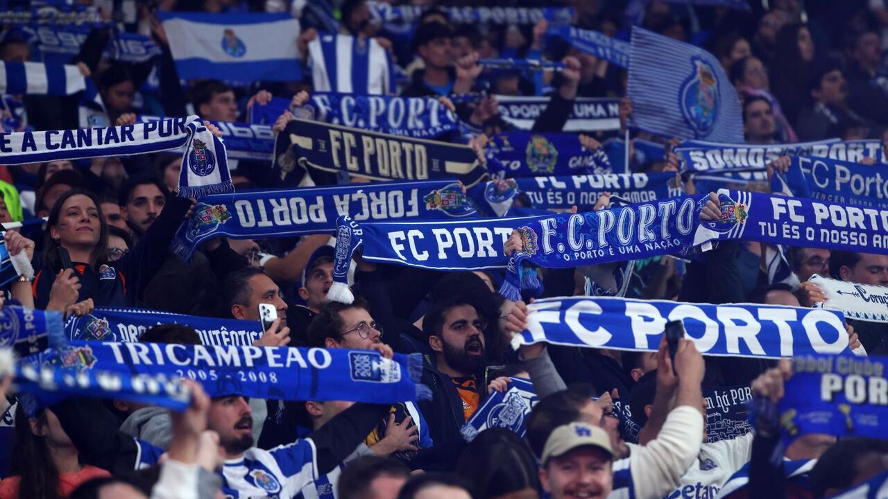 Adeptos do FC Porto apoiam a equipa com cachecóis e cânticos