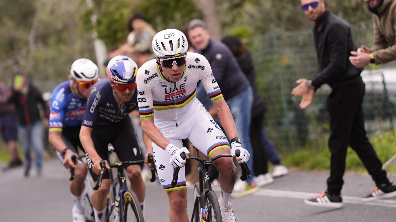 Pogacar supera problemas físicos e mecânicos para vencer a Milão-Sanremo.

