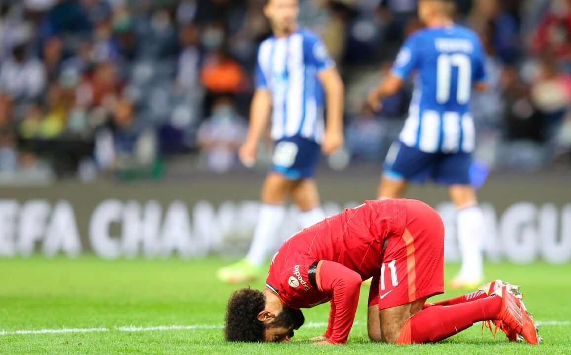 Salah ajoelha-se no campo: uma imagem de respeito no futebol e na cidade de Liverpool