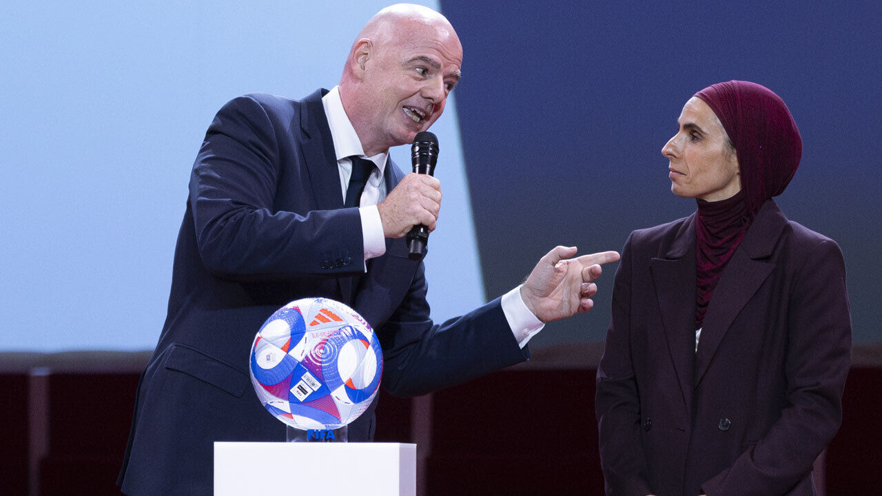 Jessica Houara ao lado de Gianni Infantino