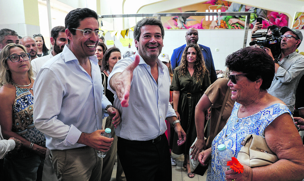 Rui Cristina com André Ventura durante uma ação de campanha em Albufeira