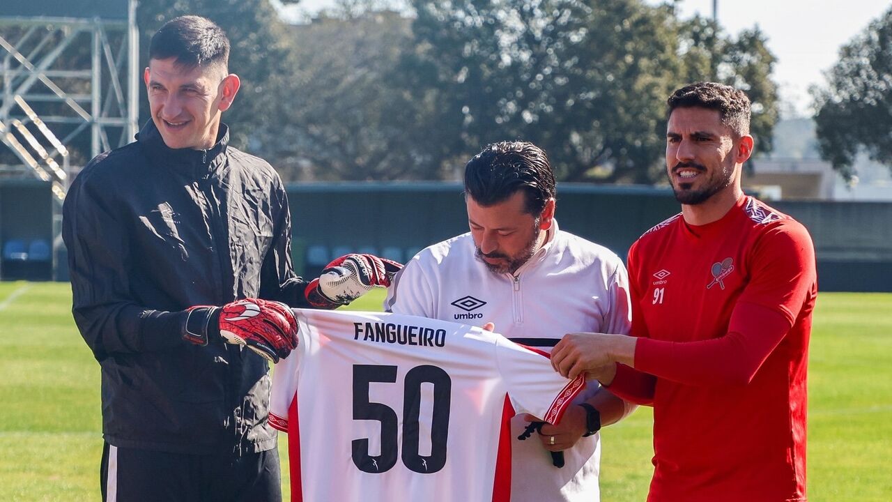 Carlos Fangueiro recebeu camisola alusiva à marca