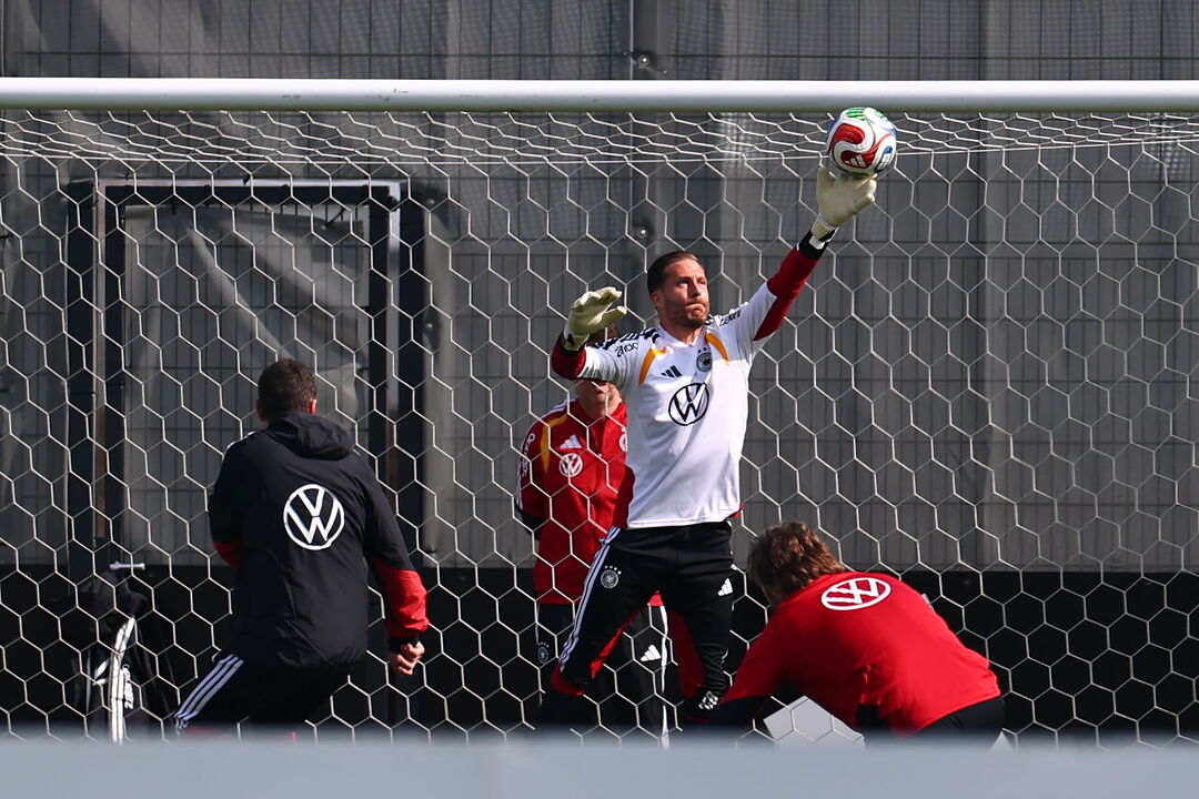 Oliver Baumann treina para o jogo Alemanha-Suíça em Basileia
