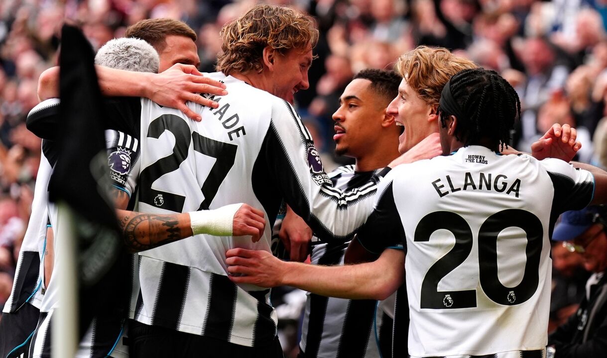 Jogadores do Newcastle festejam um golo durante o jogo