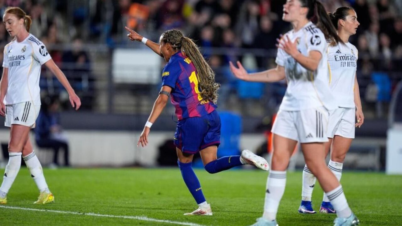 Jogadoras do Barcelona celebram vitória contra o Real Madrid