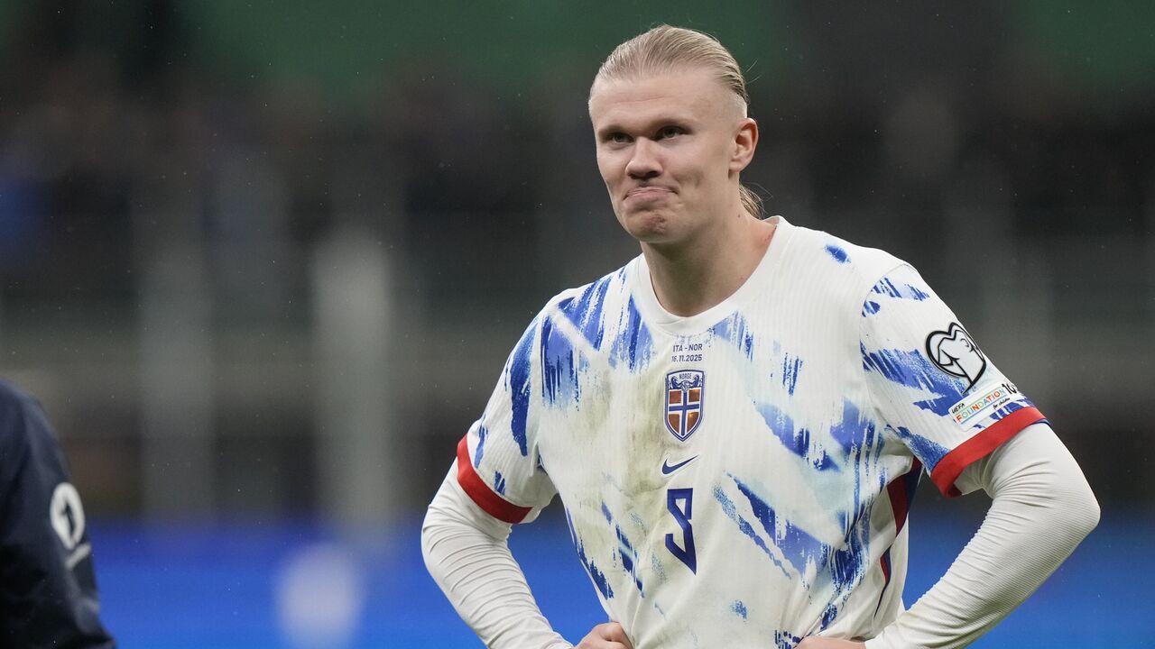 Haaland oferece livro raro sobre vikings à biblioteca de Bryne