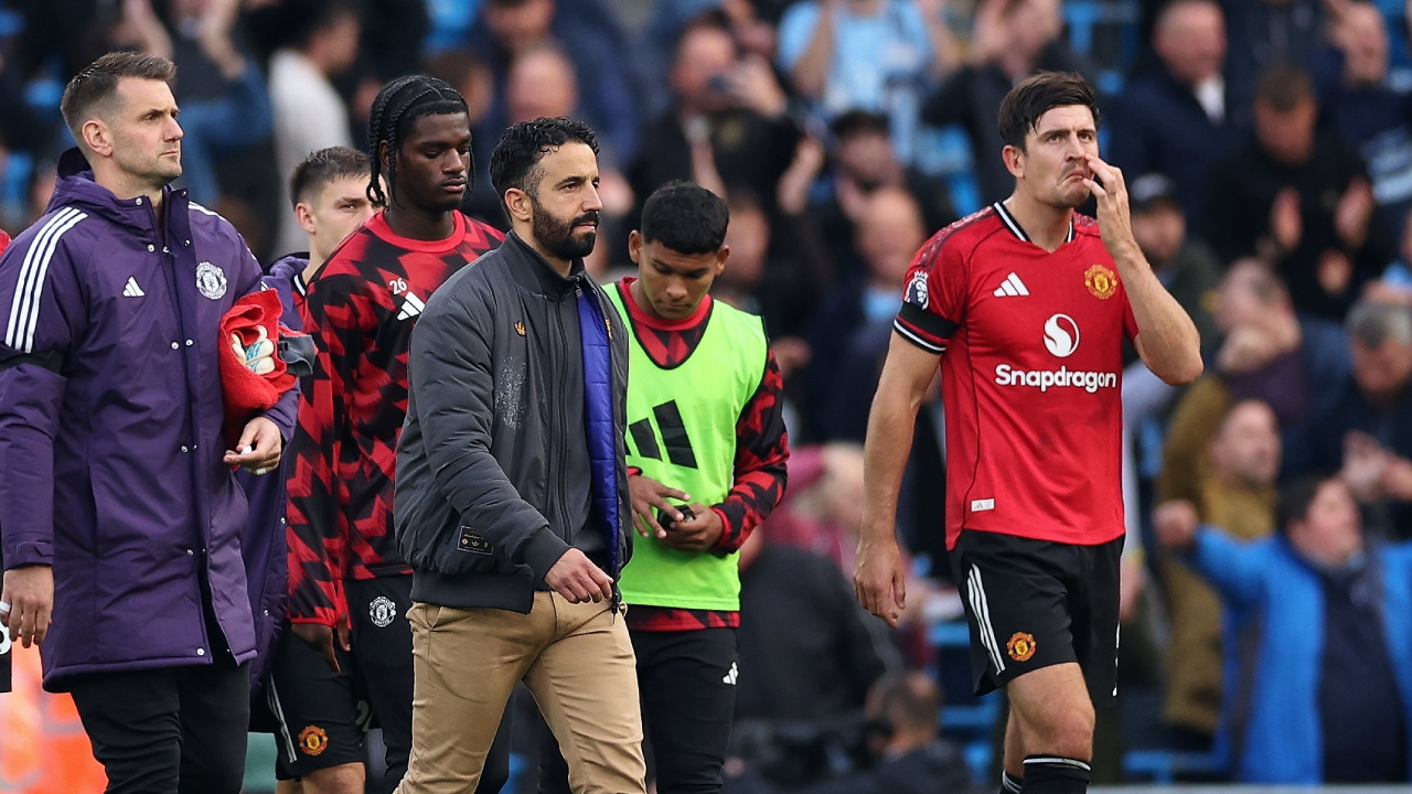 Harry Maguire com Ruben Amorim durante a passagem do técnico pelo Manchester United
