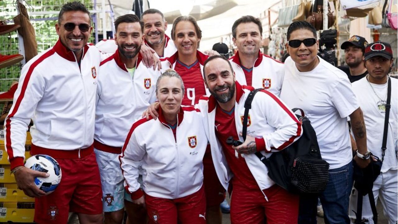 Antigos jogadores da Seleção equipados a rigor junto de alguns fãs