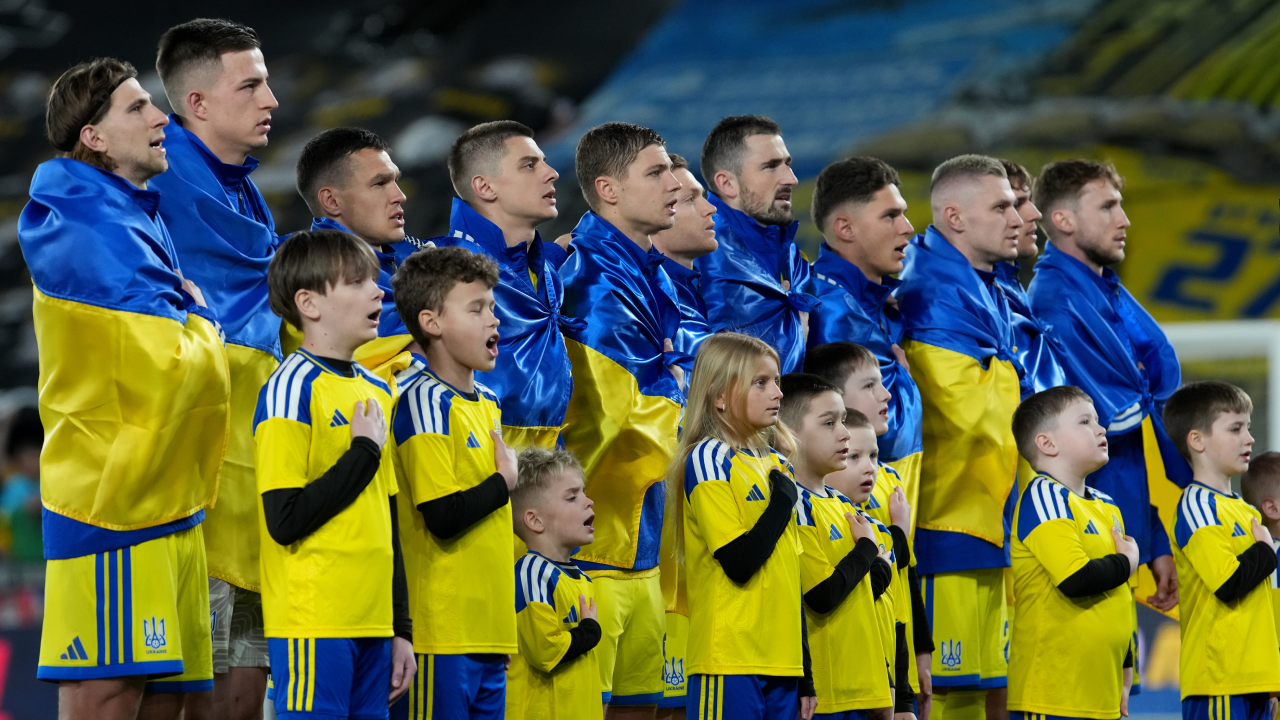 Jogadores da seleção ucraniana cantam o hino nacional antes do jogo contra a Suécia