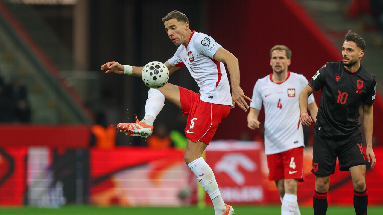 Bednarek no momento em que falhou a abordagem à bola e deixou Arber Hoxha isolado