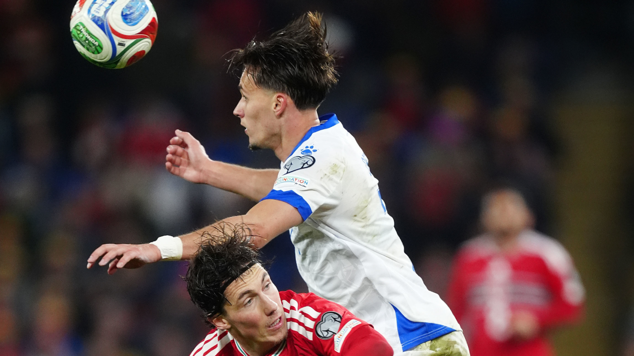 Amar Dedic durante o País de Gales-Bósnia & Herzegovina