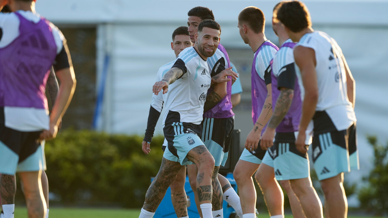 Treino da seleção argentina antes do jogo com a Mauritânia com Otamendi em destaque