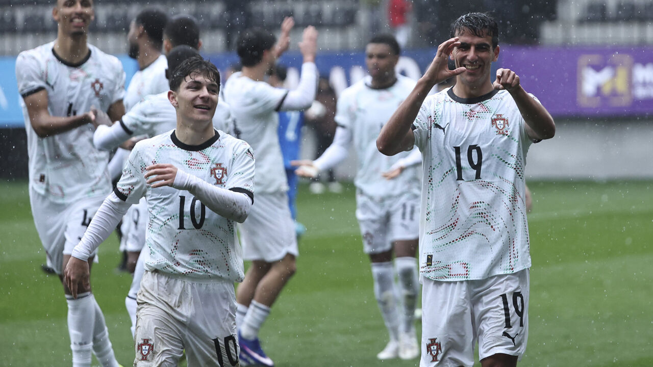 Tiago Parente (à direita) festeja durante a goleada sobre o Azerbaijão