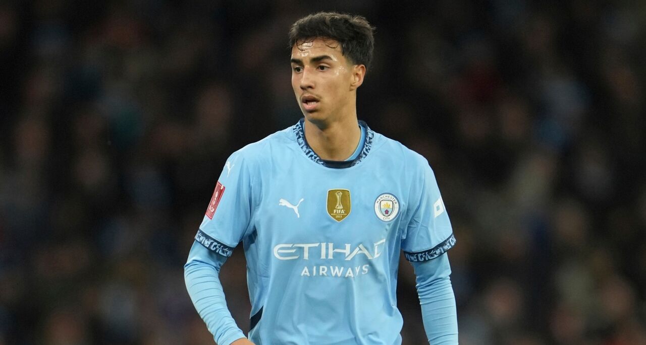 Jogador do Manchester City com equipamento azul