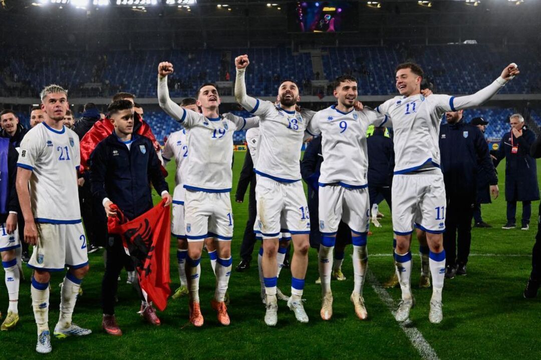 Jogadores do Kosovo após o triunfo frente à Eslováquia