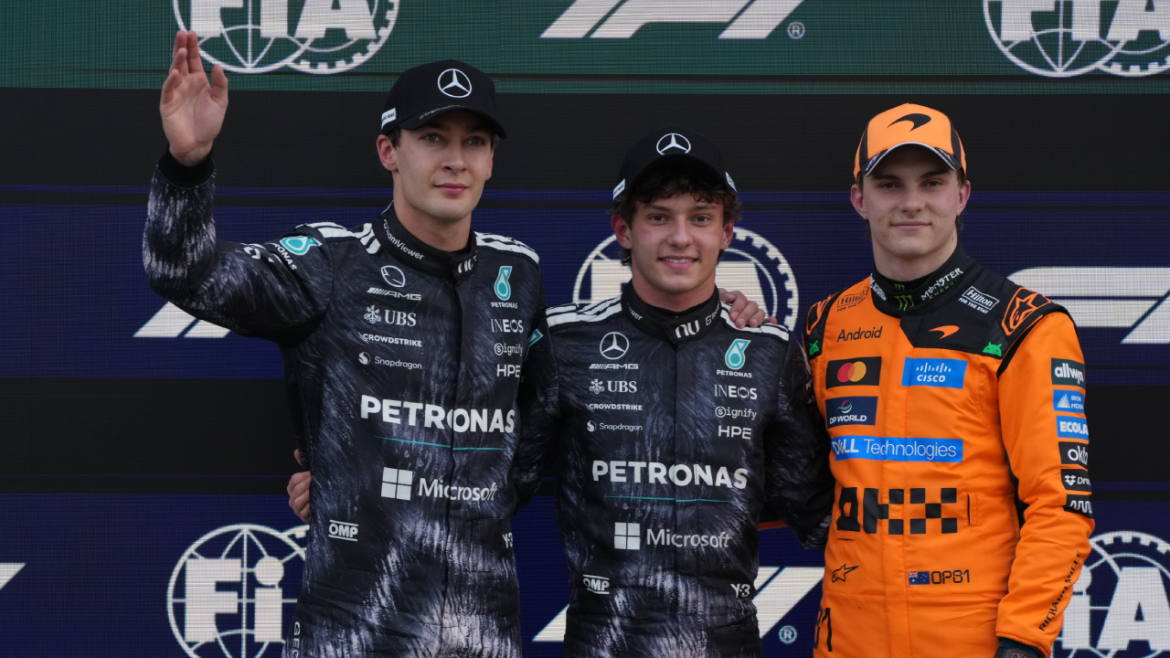 George Russell (à esquerda), Kimi Antonelli (ao centro) e Oscar Piastri (à direita) após a qualificação para o GP do Japão