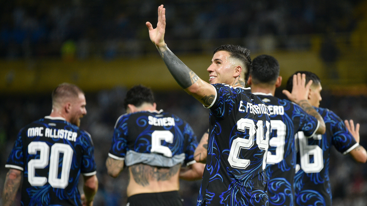 Enzo Fernández celebra golo pela Argentina no particular com Mauritânia