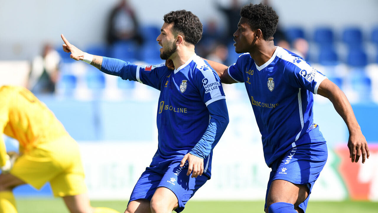 Jonny Arriba a festejar golo marcado ao Sporting B