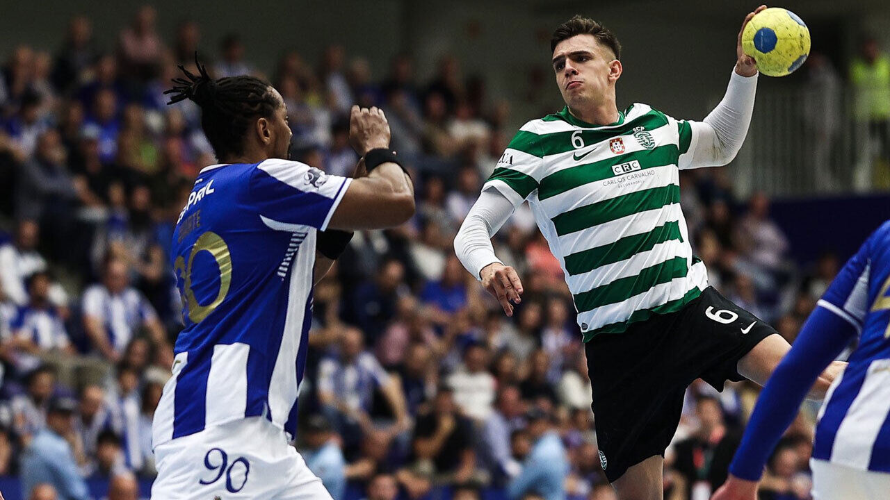 Gilberto Duarte e Kiko Costa em ação no clássico de andebol entre FC Porto e Sporting