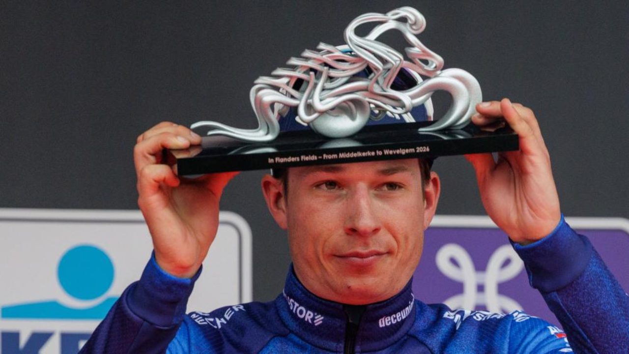 Jasper Philipsen posa com troféu após vencer ao sprint na 'In Flanders Fields'