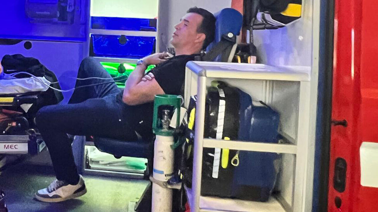 Ricardo Costa a ser assistido dentro de ambulância antes do FC Porto-Sporting