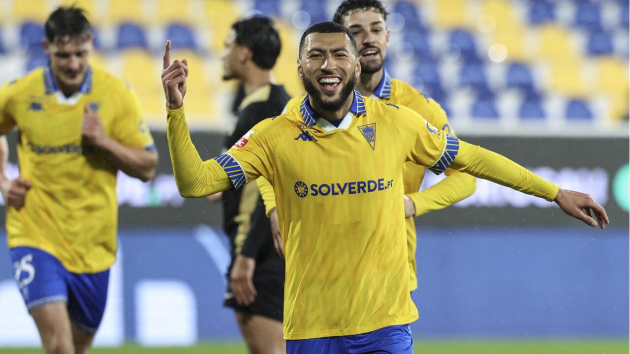 Begraoui festeja um dos golos apontados com a camisola do Estoril